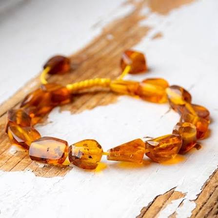دستبند کهربا؛ صمغ طلاییِ شفابخش و محافظِ انرژی